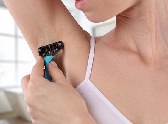 Triệt lông nách bằng máy cạo 