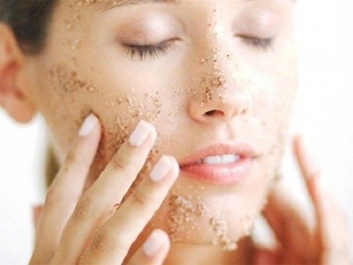 Trị mụn mặt bằng tẩy tế bào chết da 