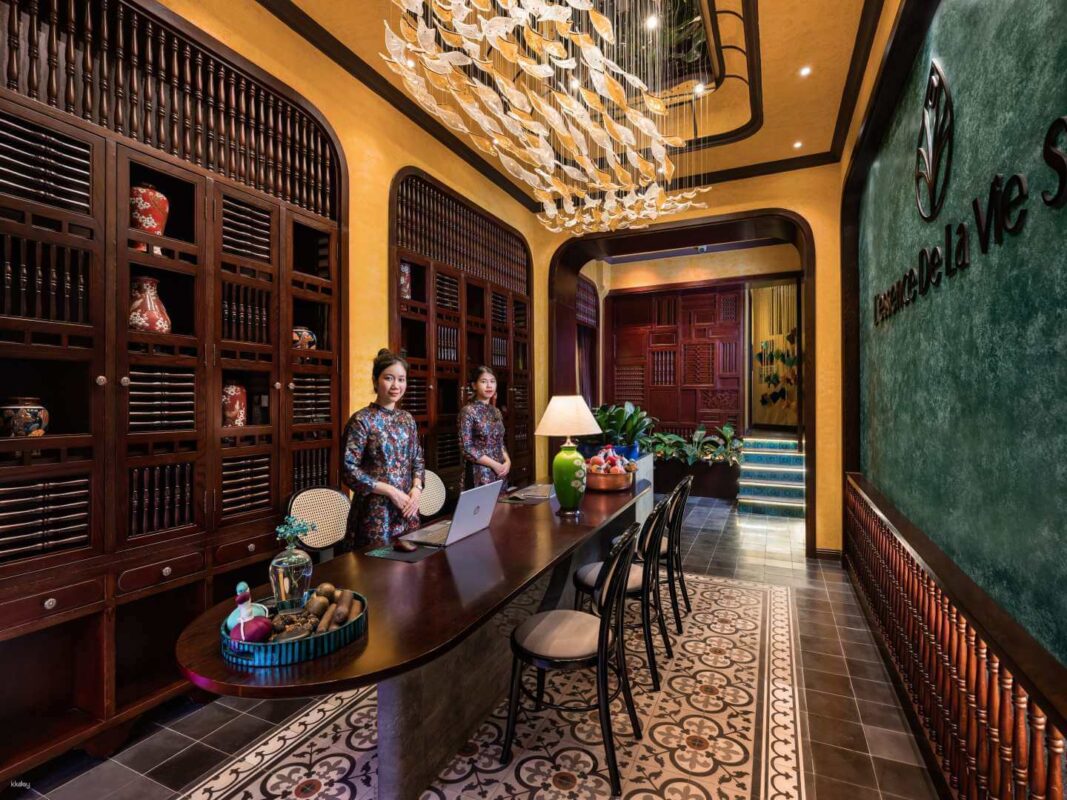 2 lễ tân tại quầy của La Belle Spa