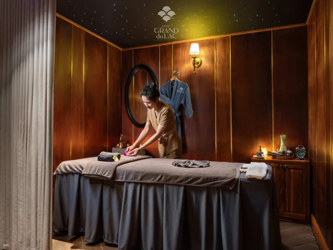 Kỹ thuật viên nữ bên cạnh giường massage 