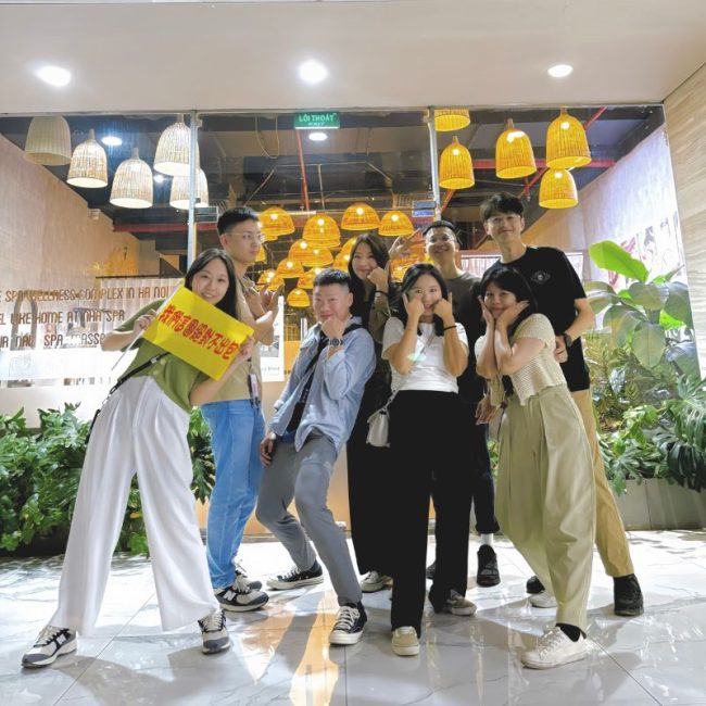 Khách hàng đến Nhà Spa